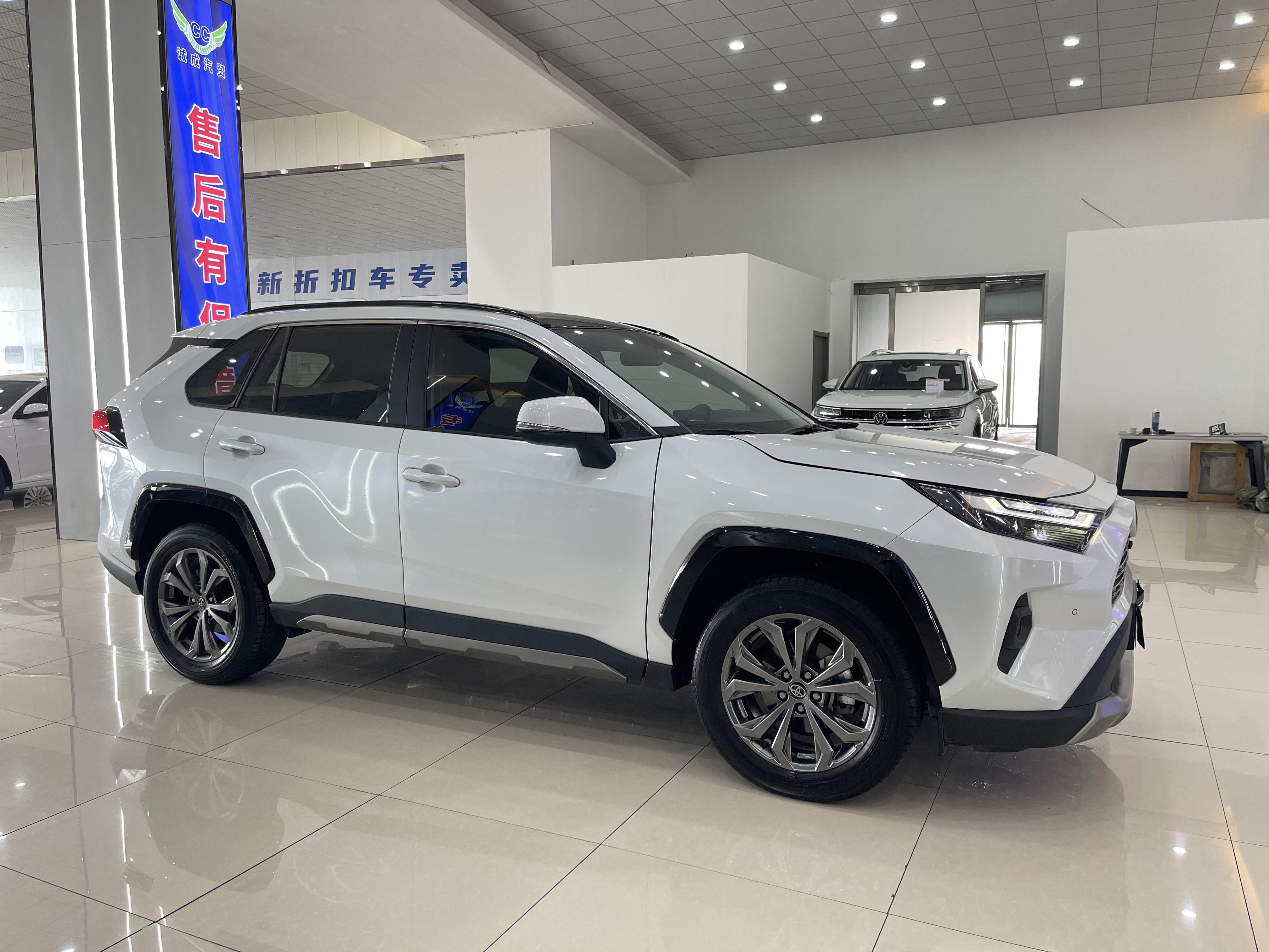 Toyota RAV4 2025 car image #3