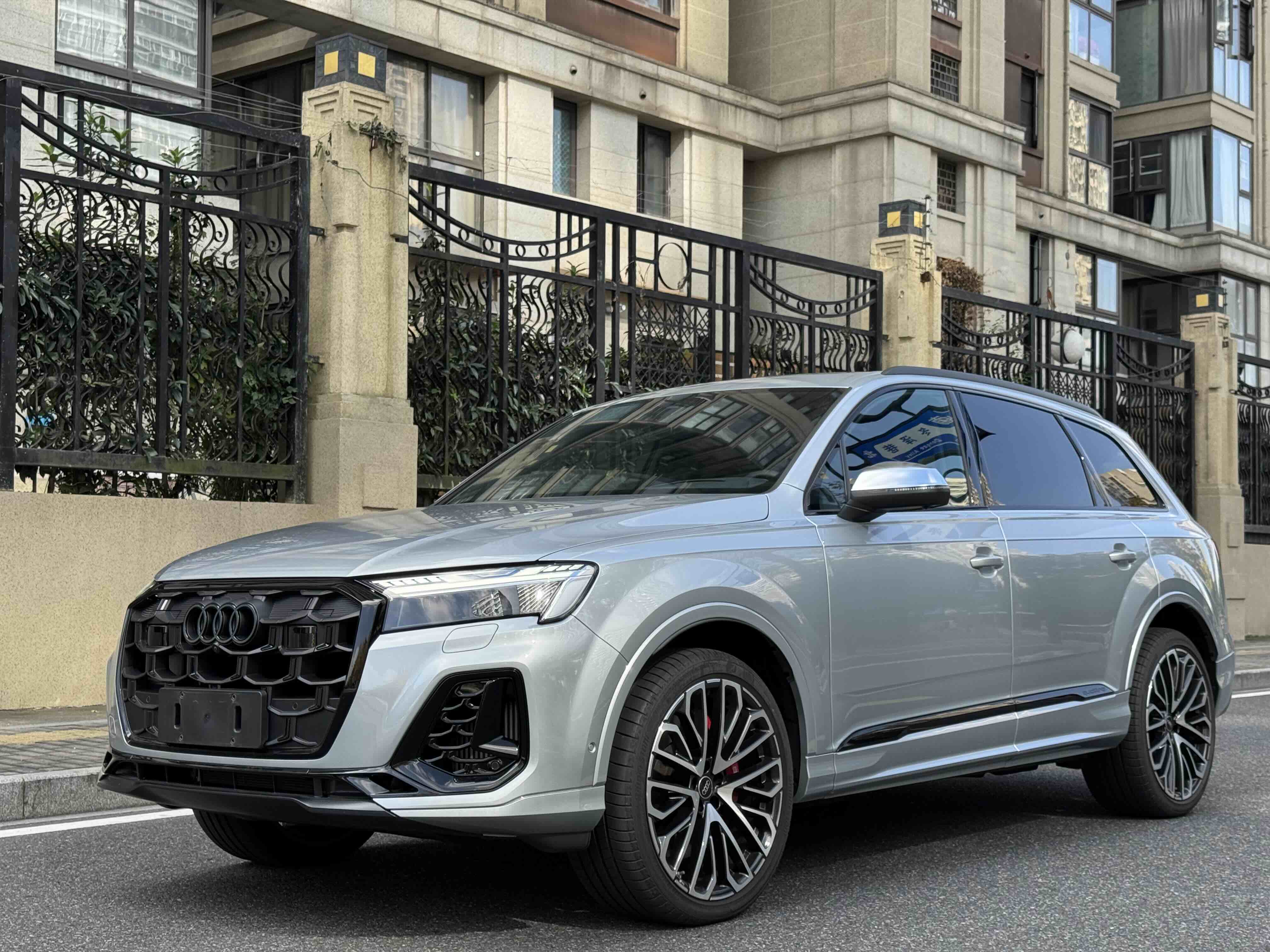 Audi SQ7 2024 immagine di auto #3