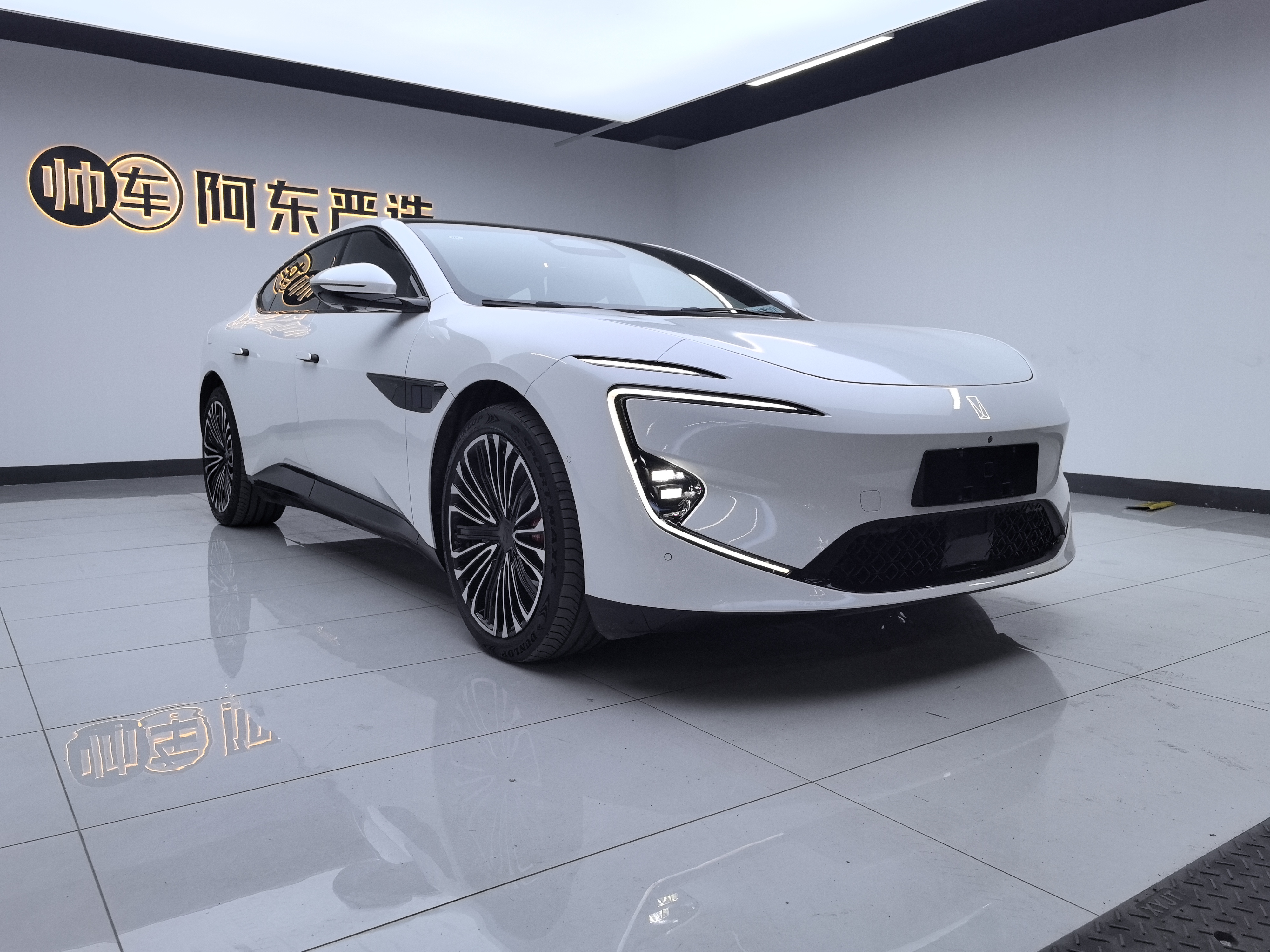 Avatr 12 2024 car image #3