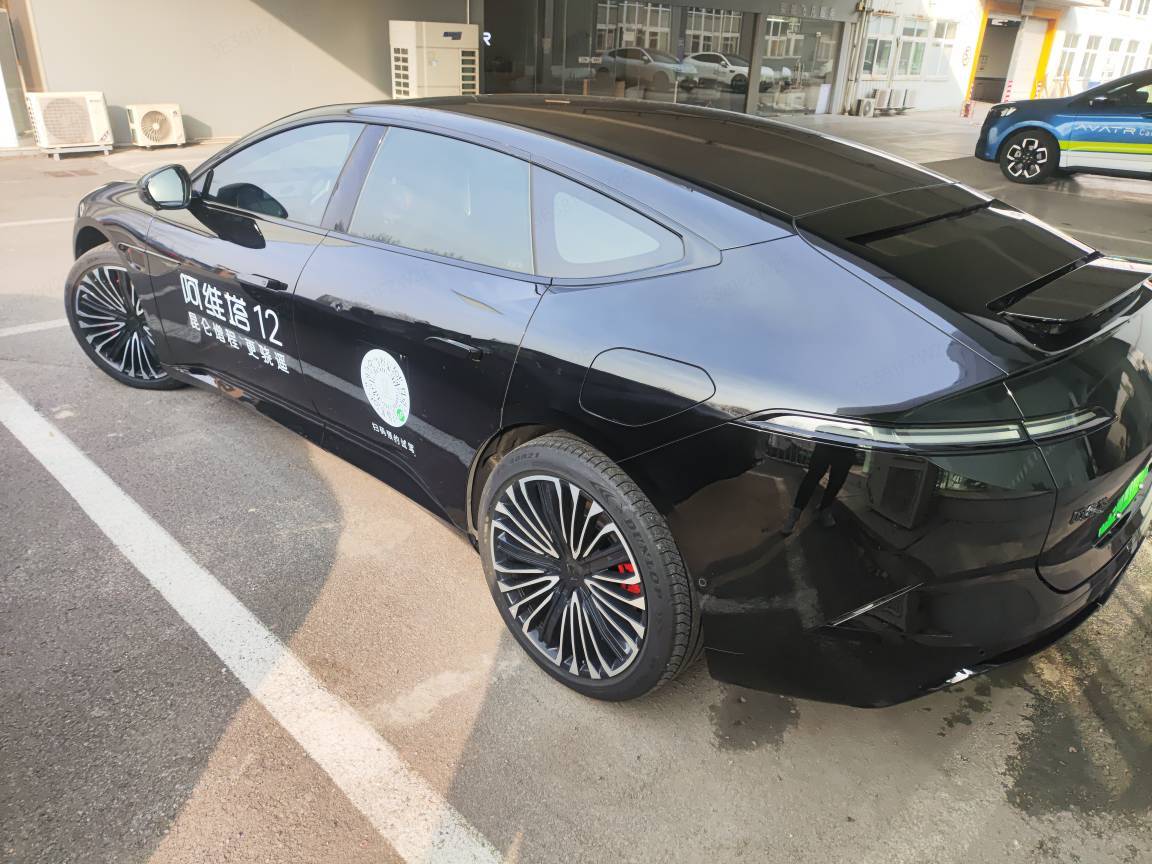 Avatr 12 2024 صورة سيارة #3