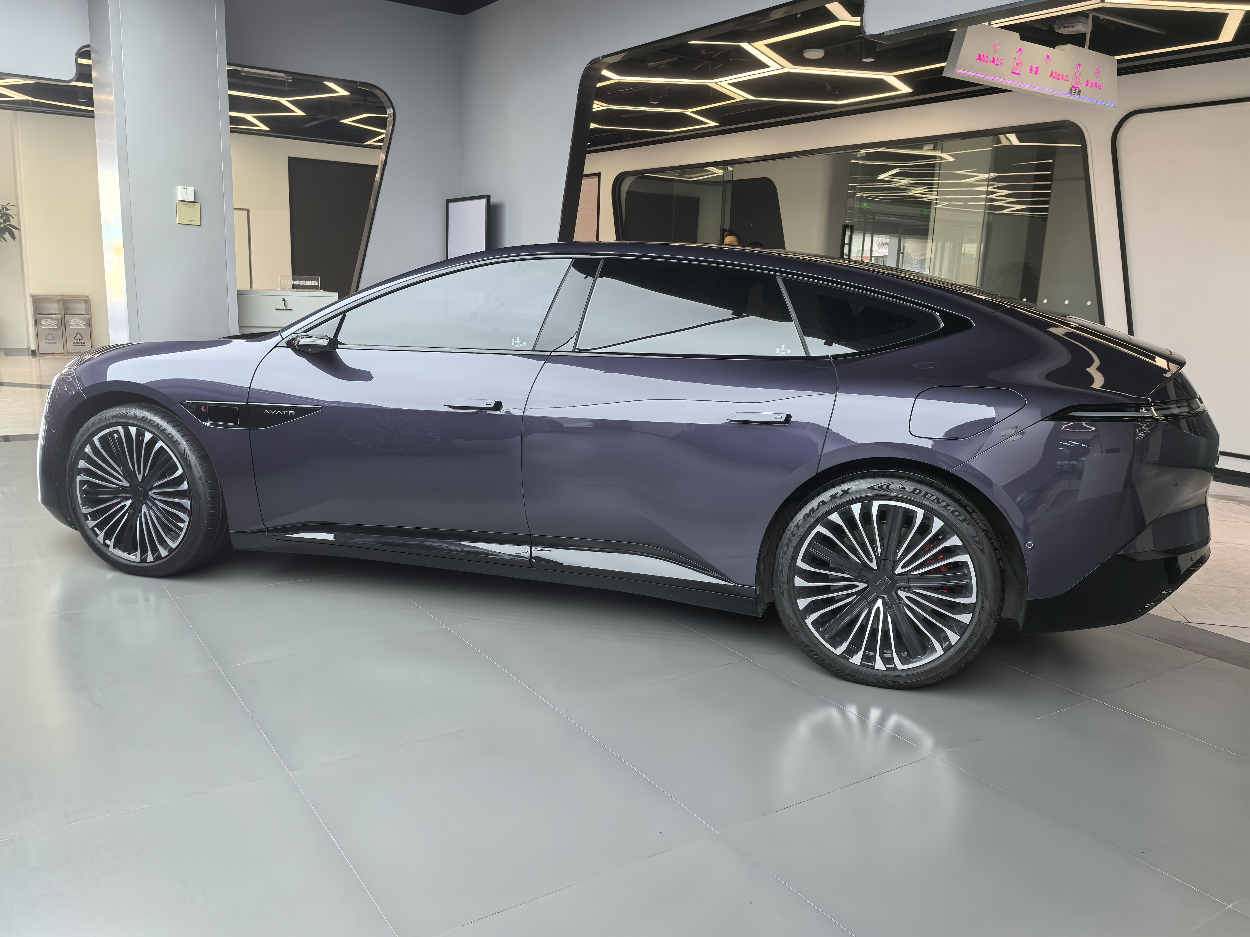 Avatr 12 2024 car image #3