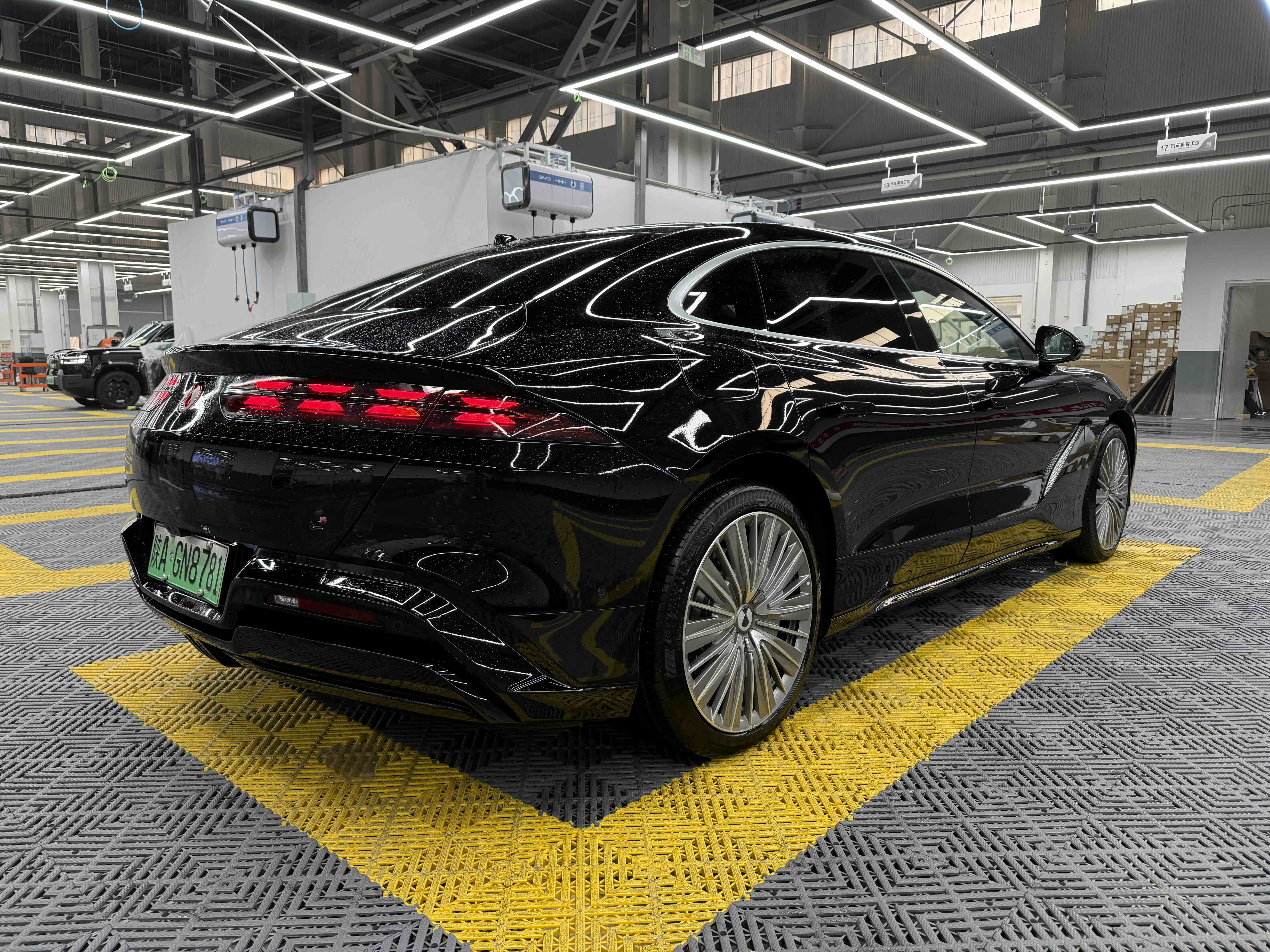 Denza Z9 2025 car image #3