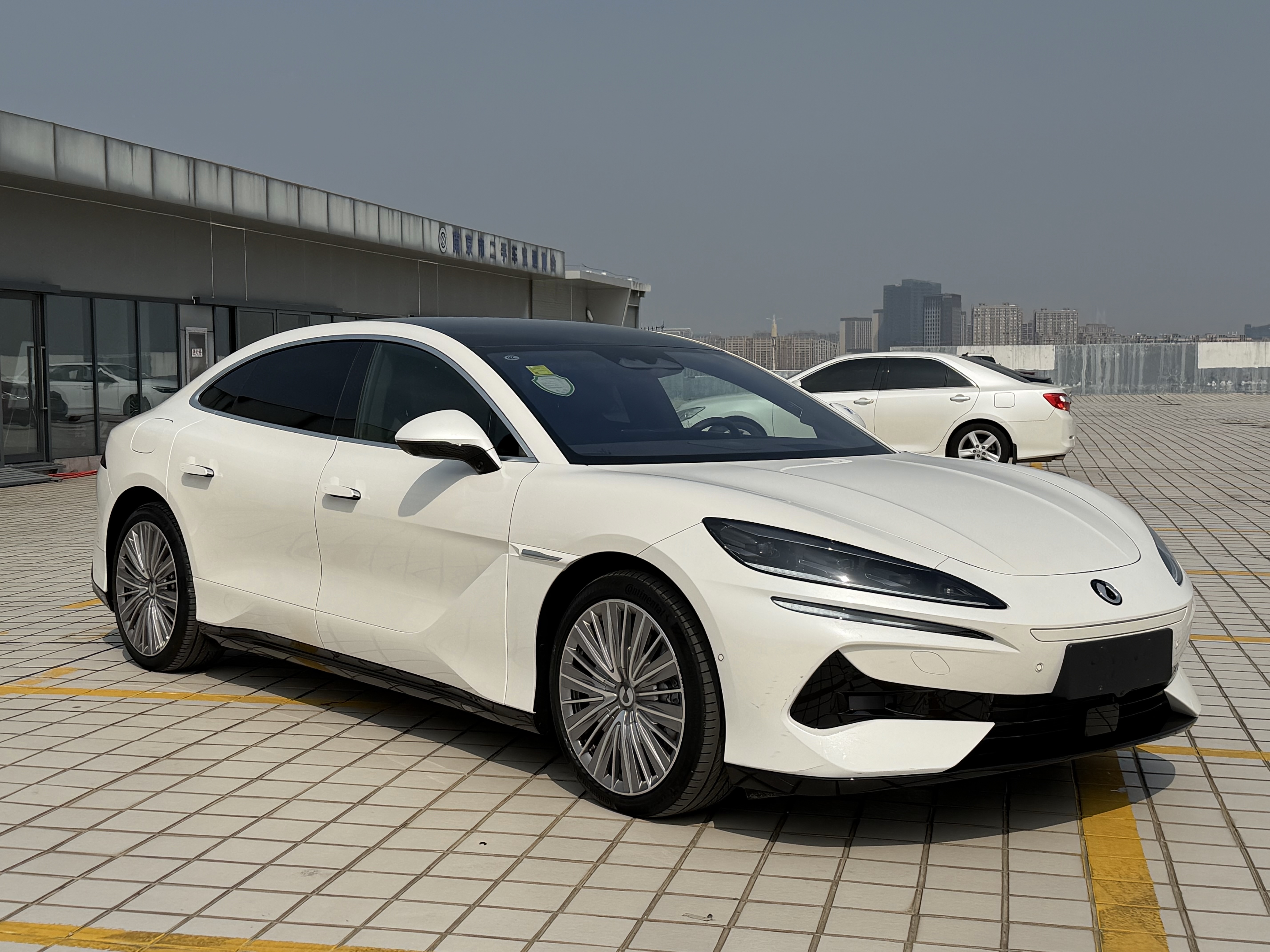 Denza Z9 2024 صورة سيارة #3