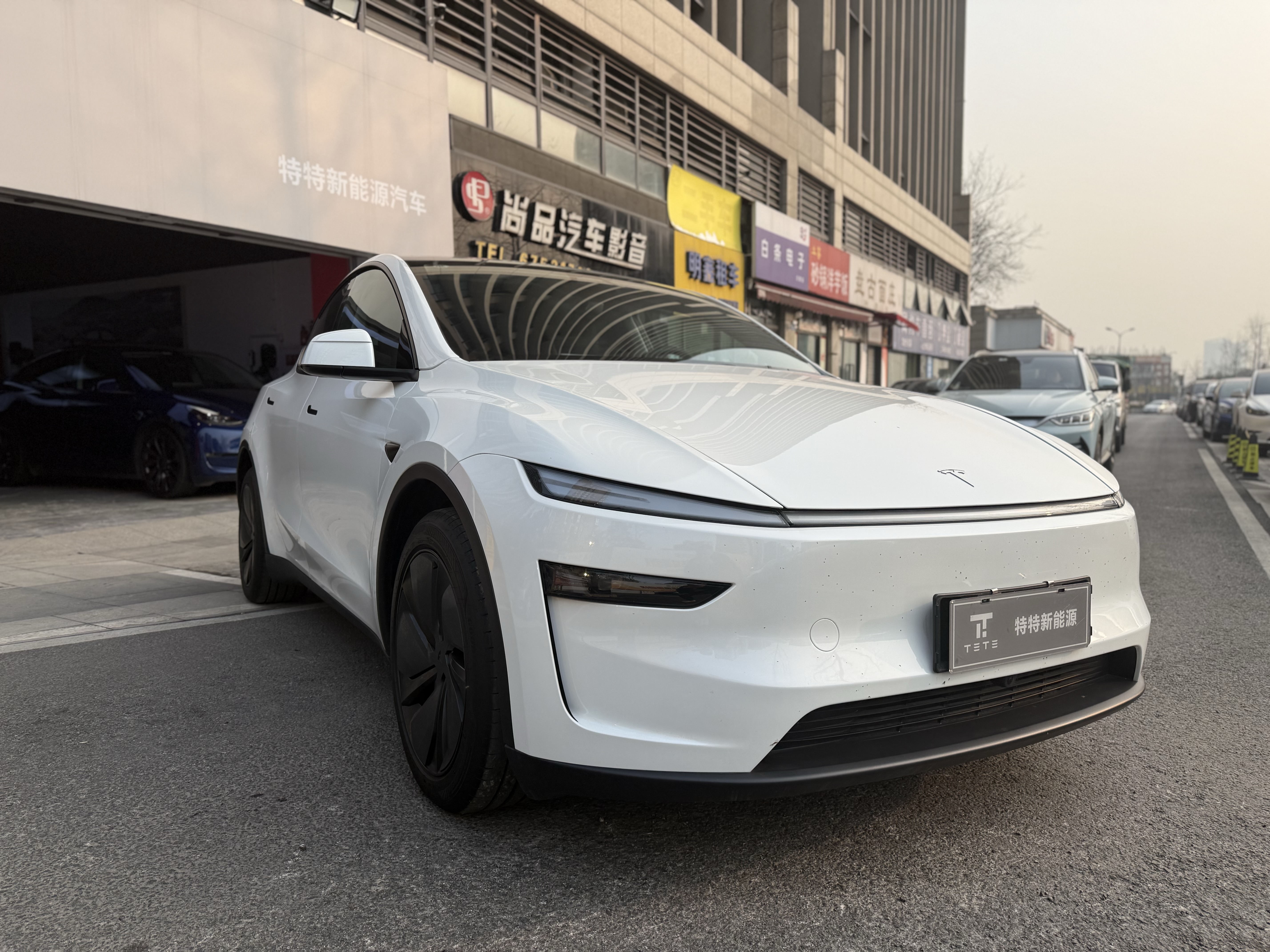Tesla Model Y 2025 #3 Tesla Model Y 2025 car image #3