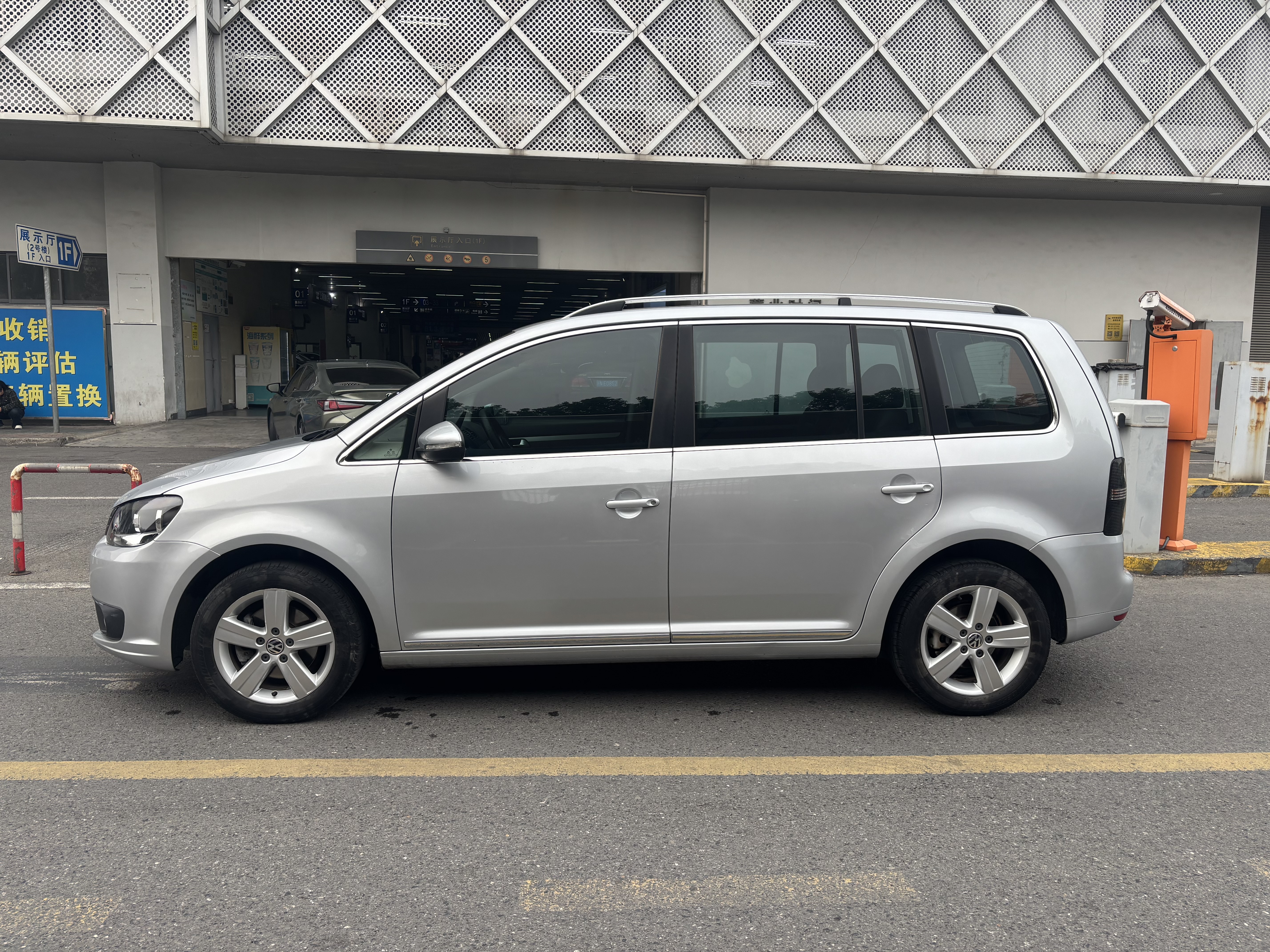 Volkswagen Touran 2015 car image #3