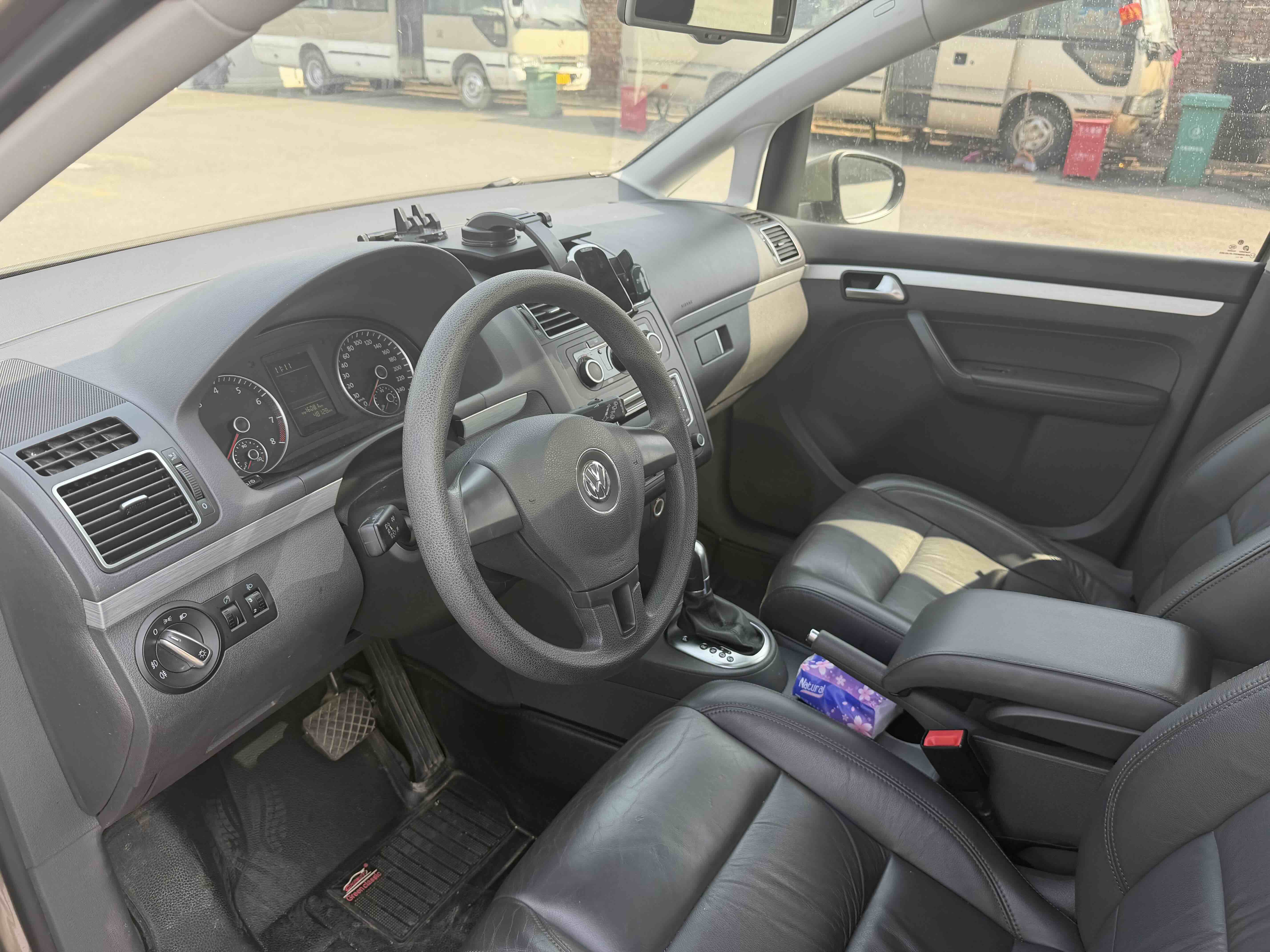 Volkswagen Touran 2016 car image #3