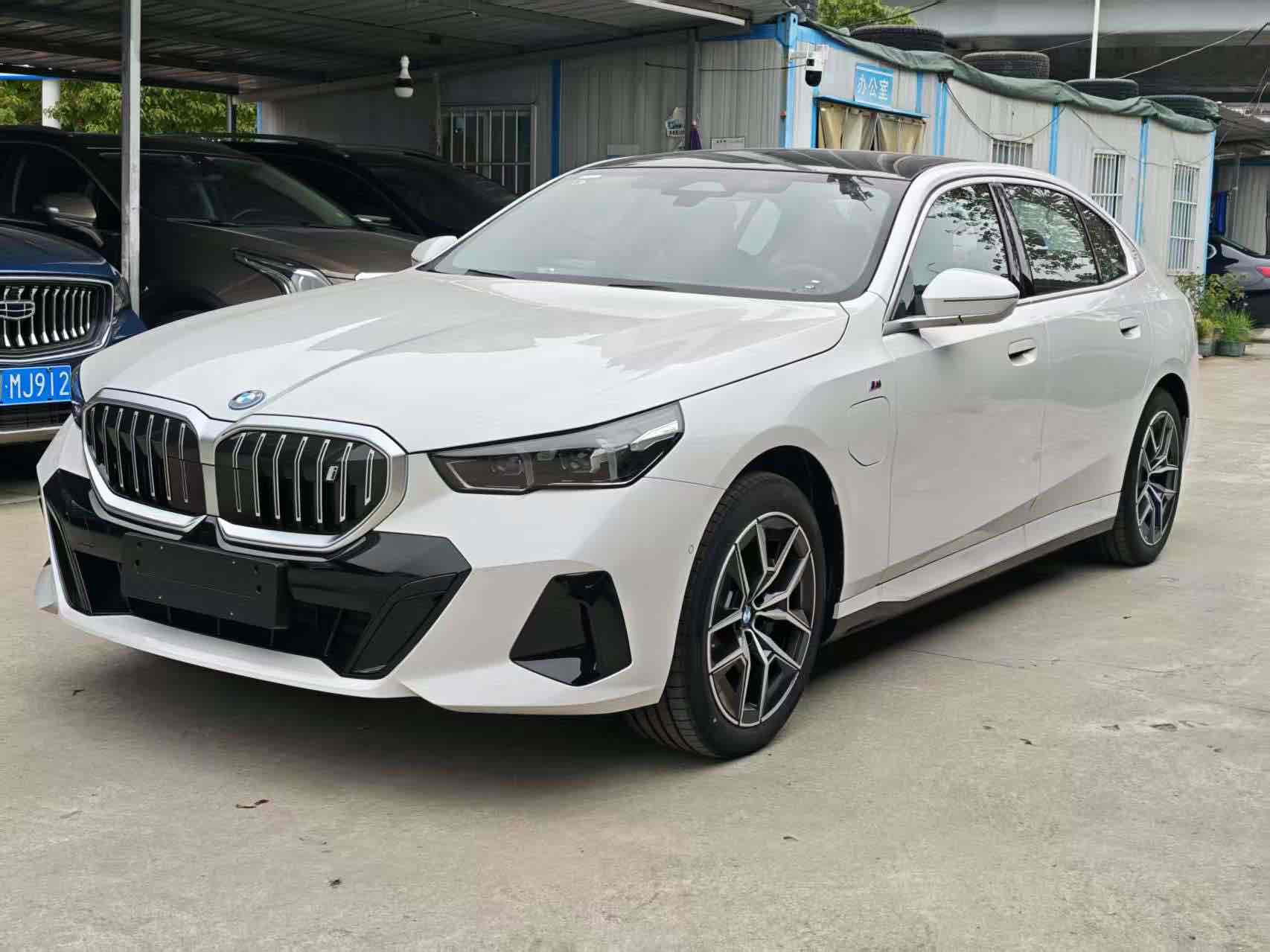 BMW i5 M60 2025 #3 BMW i5 M60 2025 car image #3