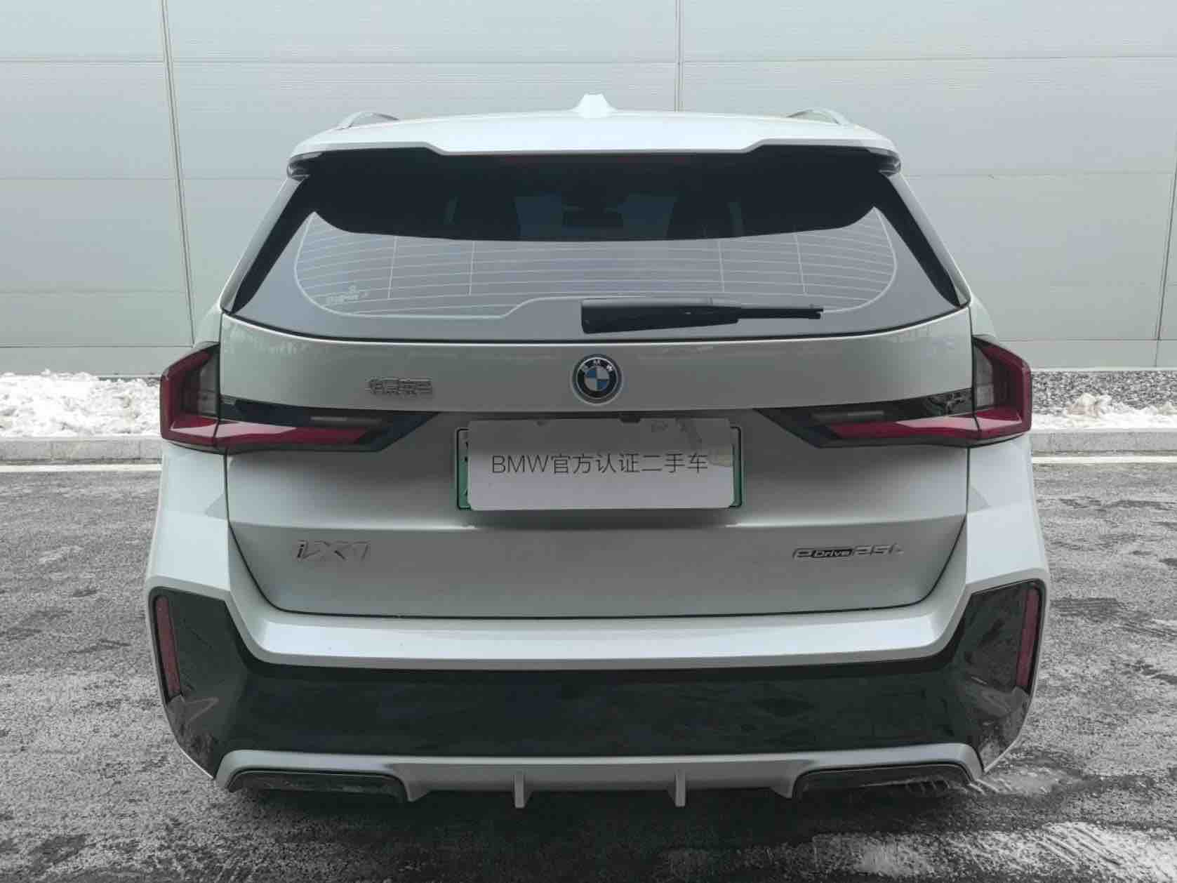 BMW iX1 2025 car image #3