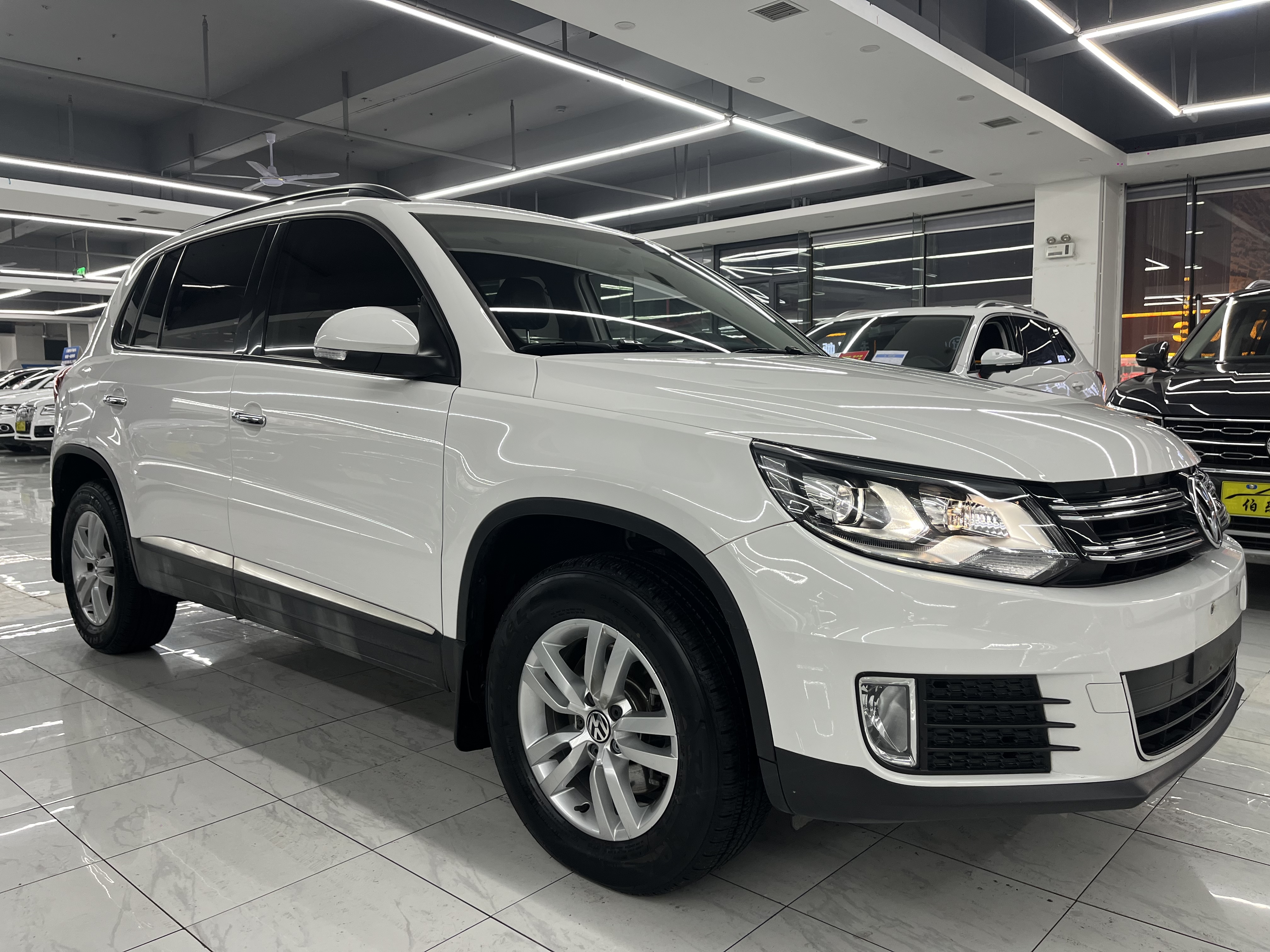 Volkswagen Tiguan 2015 car image #3