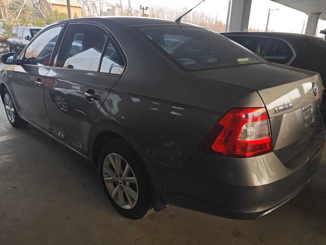 Skoda Rapid 2015 car image #3