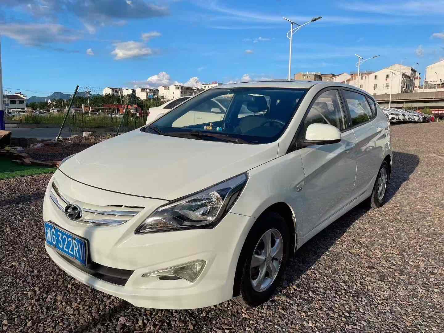 Hyundai Reina Hatchback 2015 immagine di auto #3