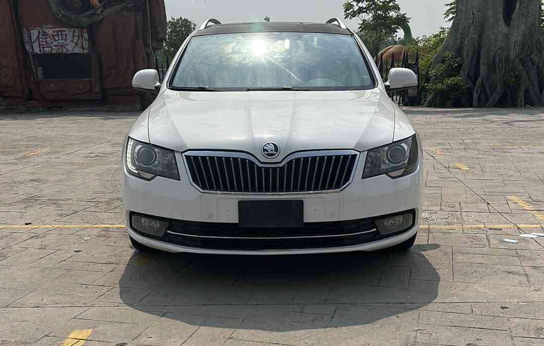 Skoda Superb Combi 2014 car image #3