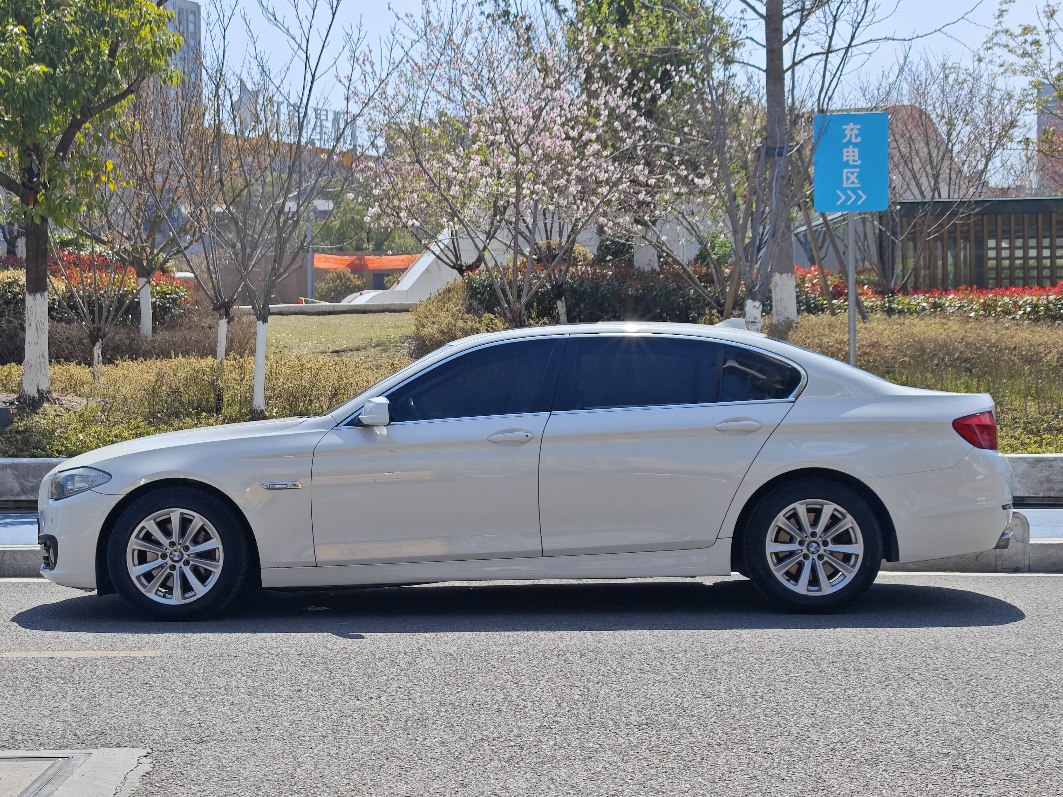 BMW 5 Series 2011 #3 BMW 5 Series 2011 car image #3