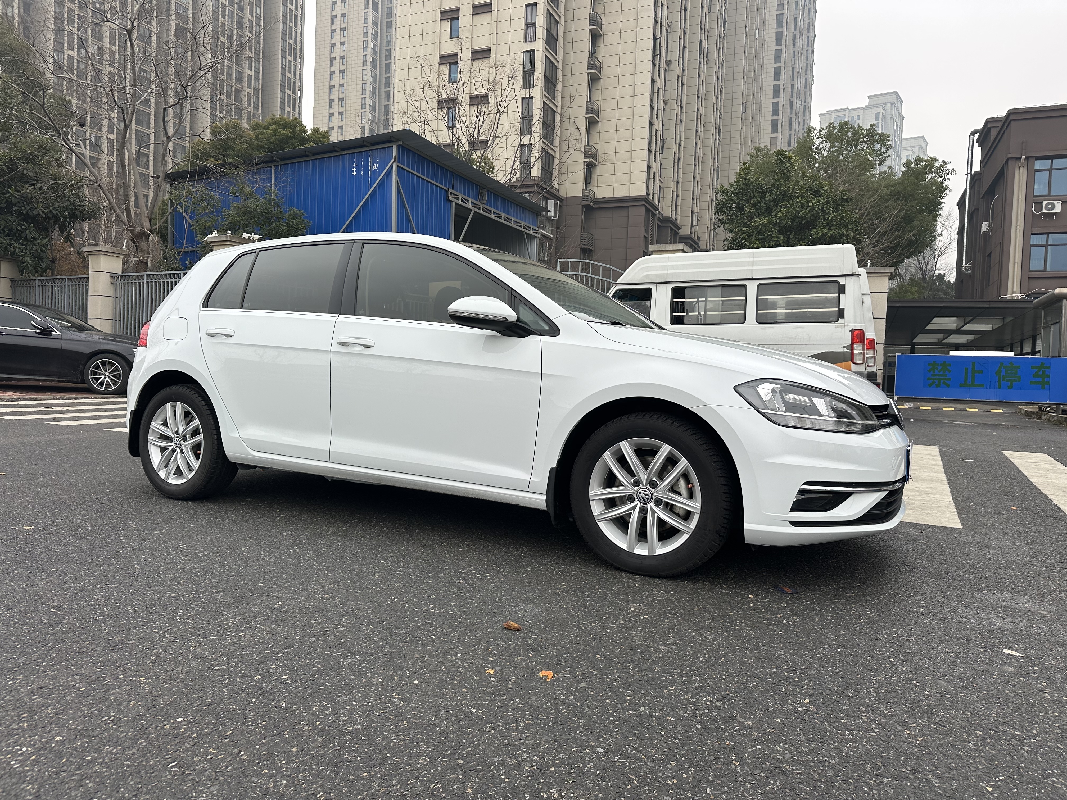 Volkswagen Golf 2018 car image #3