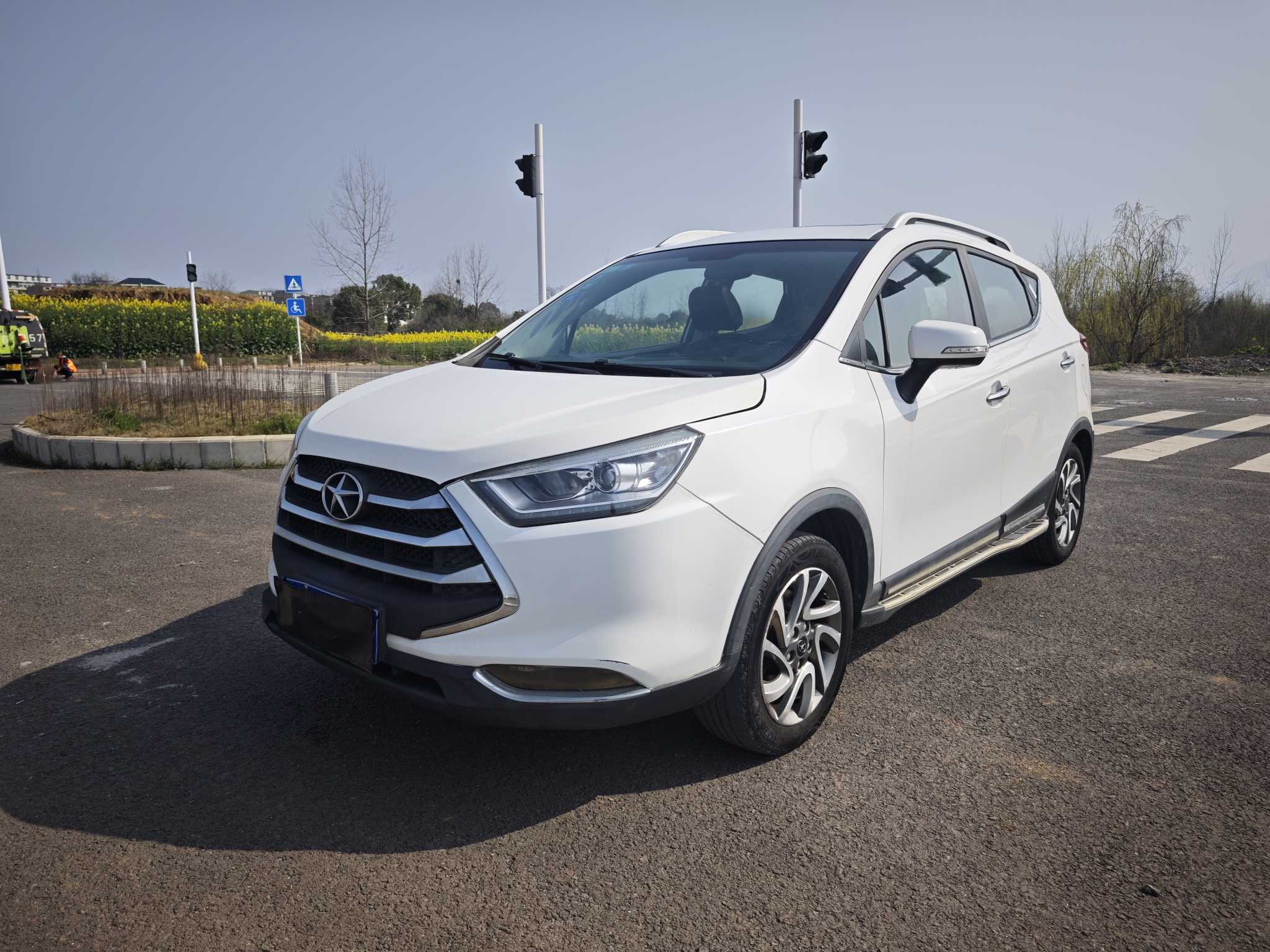 JAC 2015 car image #3