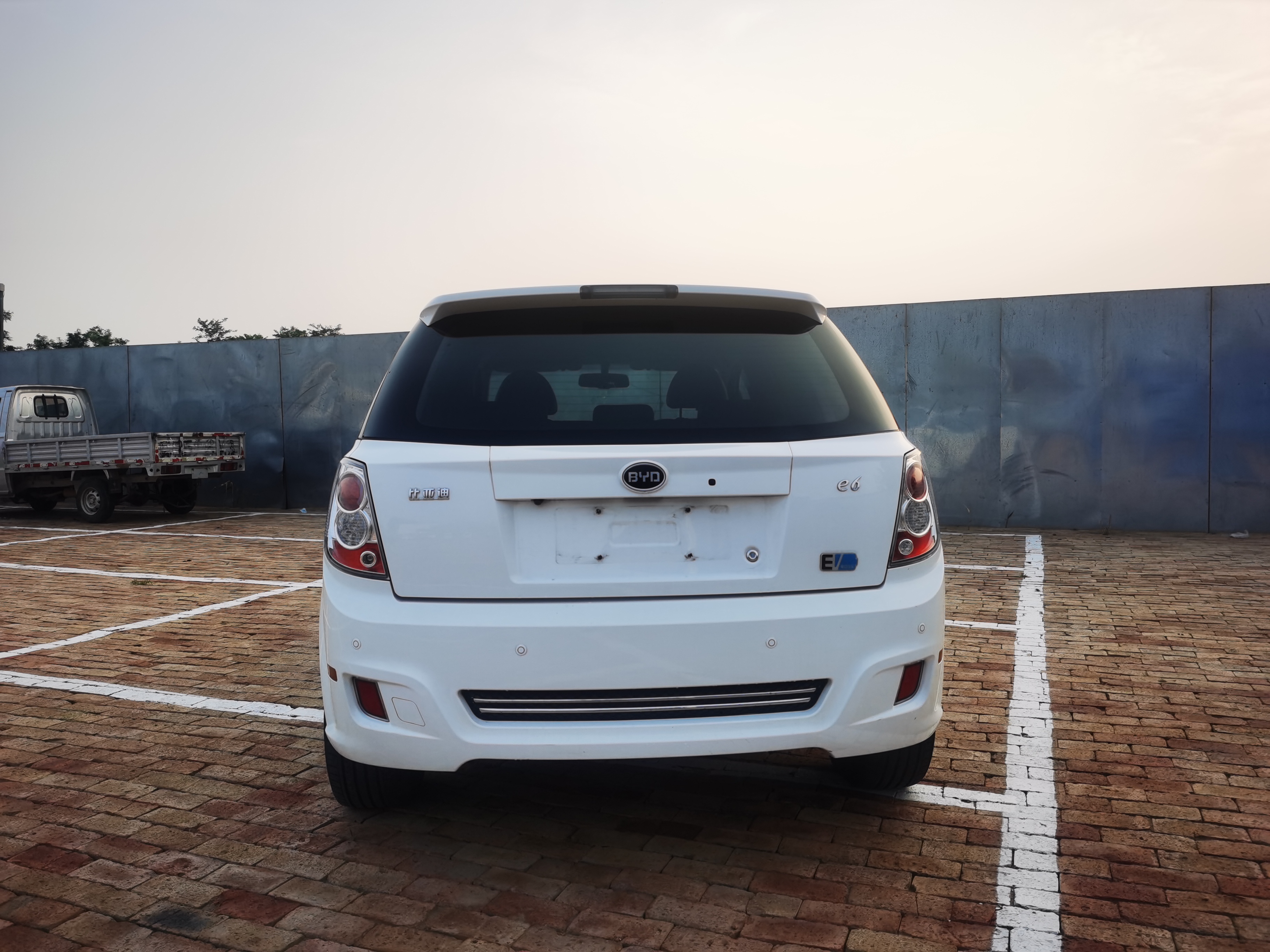 BYD e6 2017 #3 BYD e6 2017 car image #3