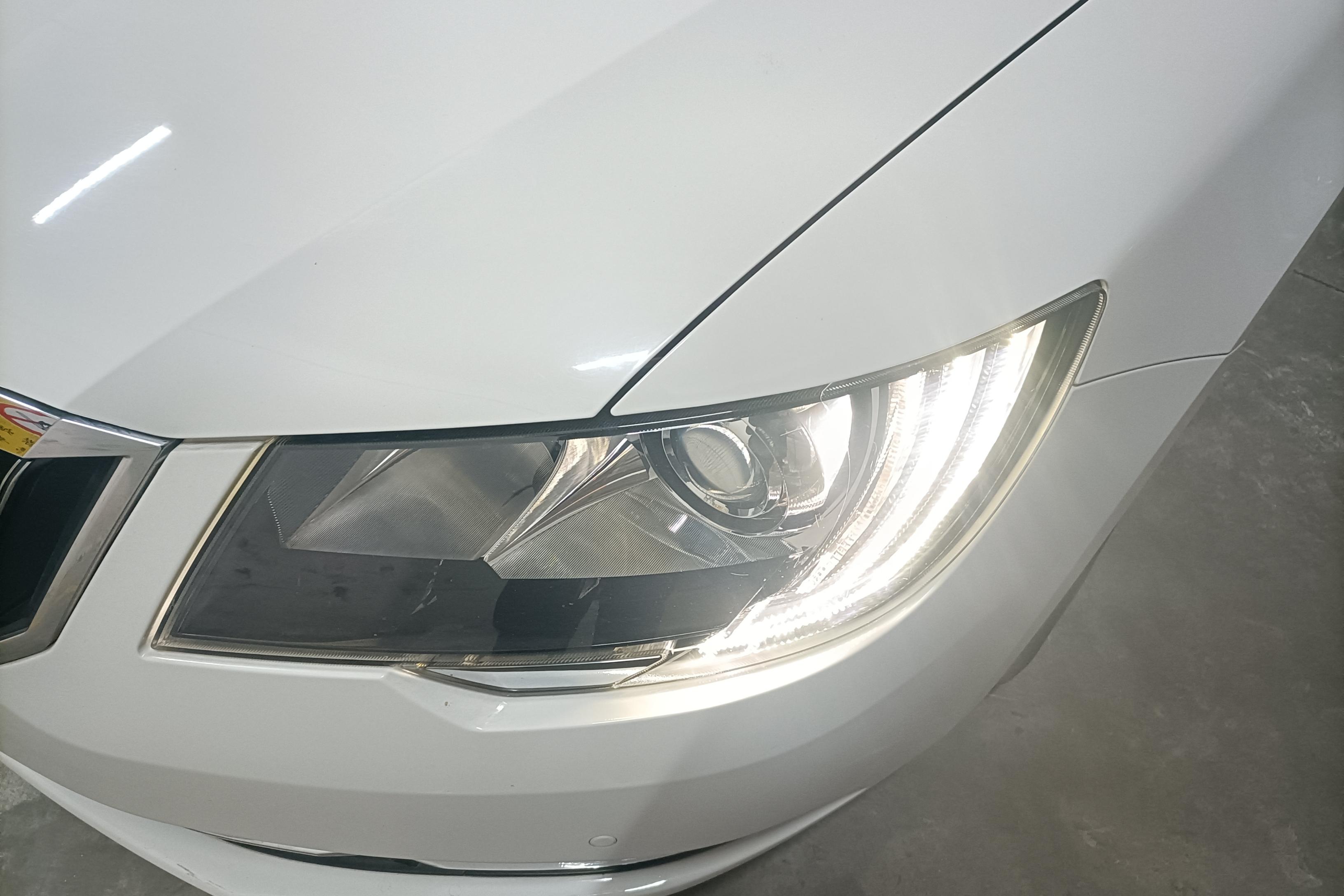 Skoda Superb Combi 2014 car image #3