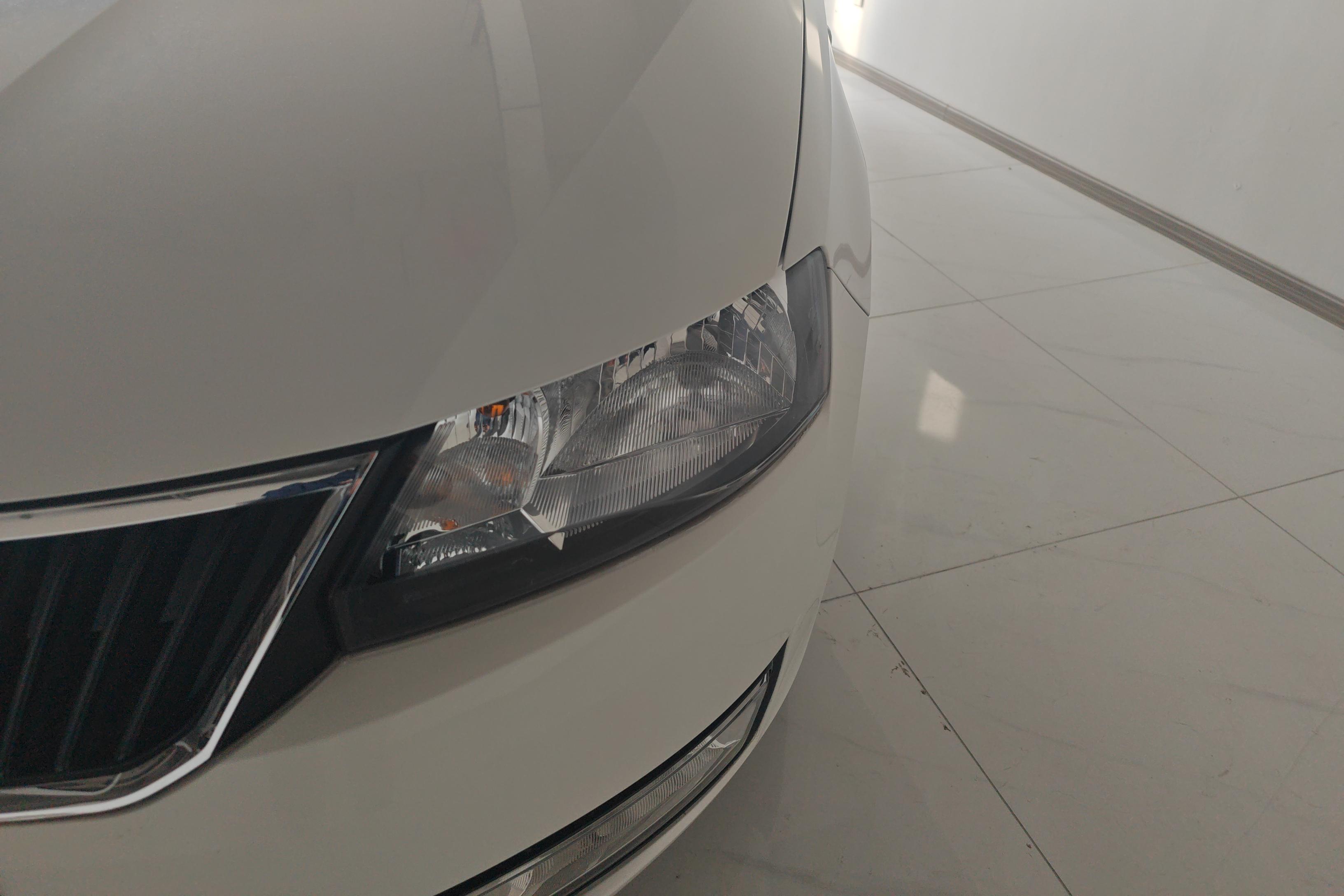 Skoda Rapid Spaceback 2017 car image #3