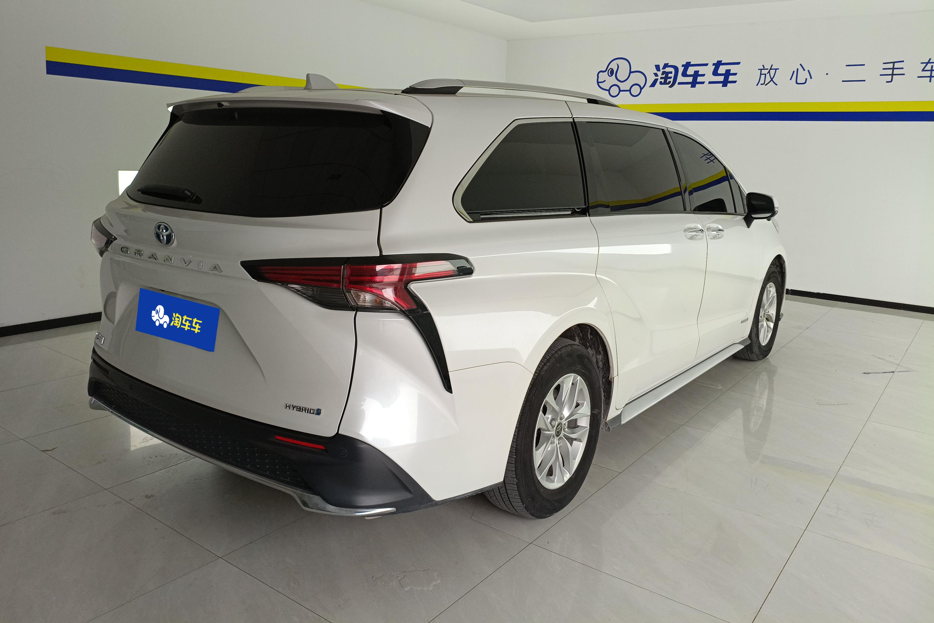 Toyota Granvia 2023 car image #3