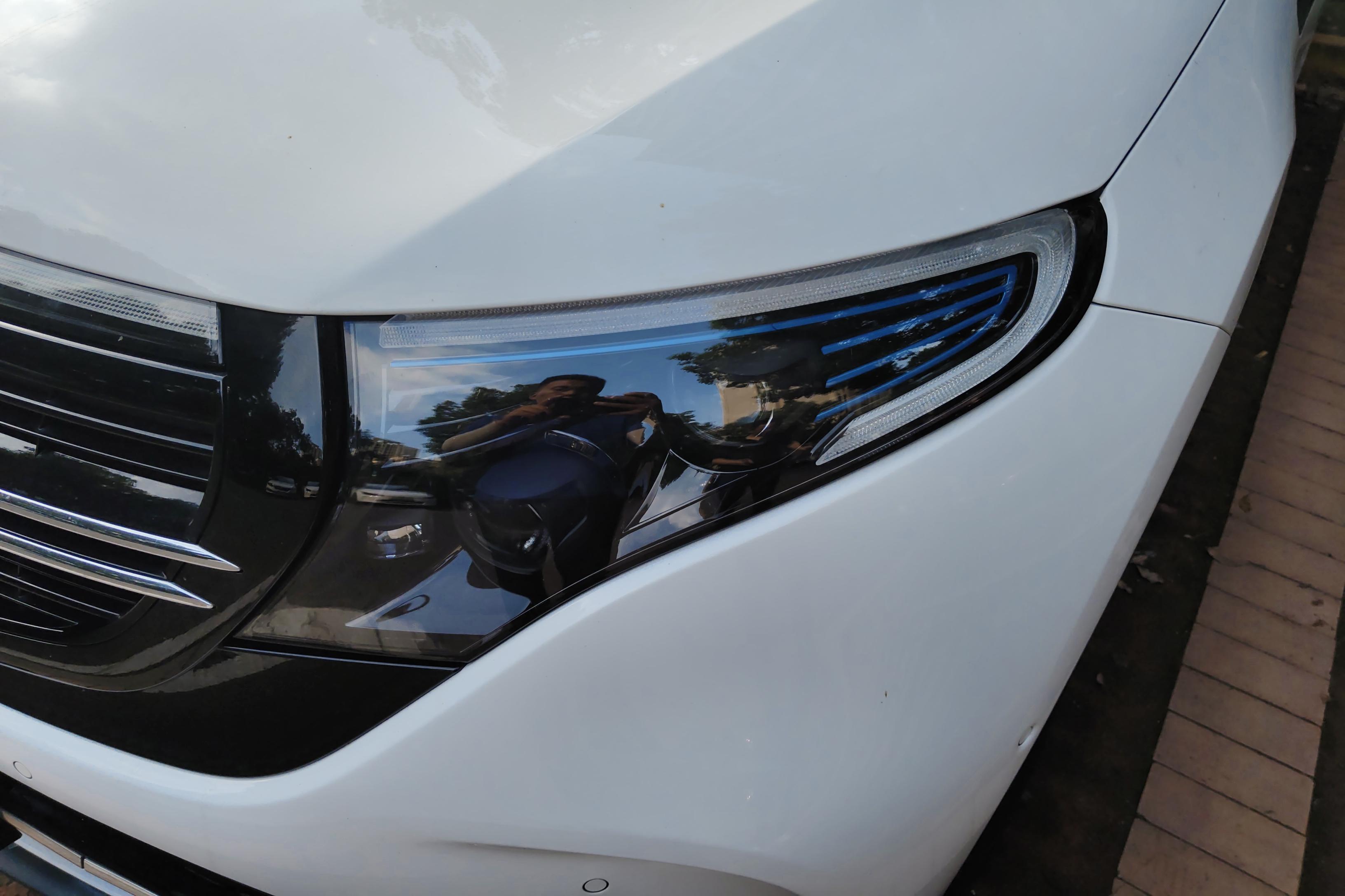 Mercedes-Benz EQC Class 2020 car image #3