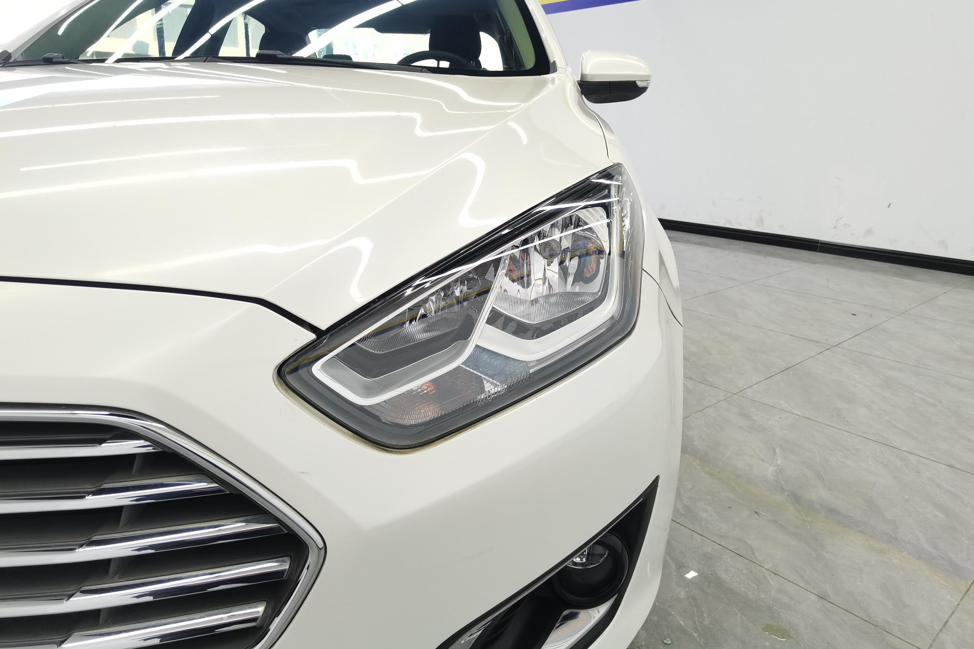 Ford Escort 2015 car image #3