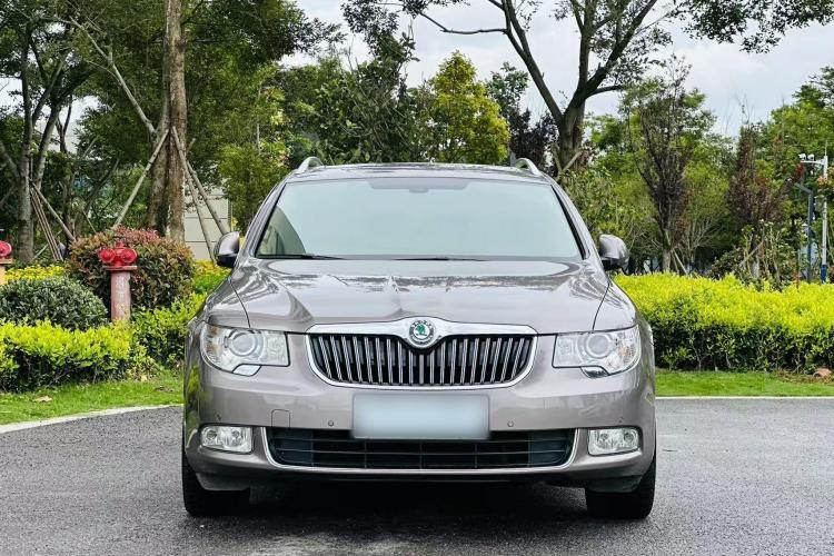Skoda Superb Combi 2015 car image #3