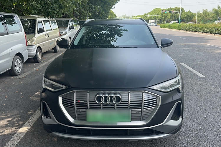 Audi e-tron 2021 صورة سيارة #3