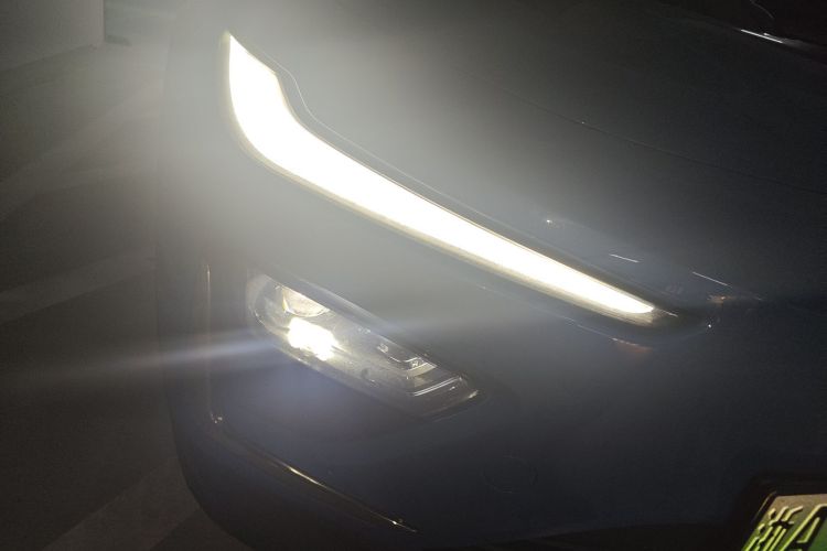 哪吒汽车 哪吒X 2023 汽车图片 #3