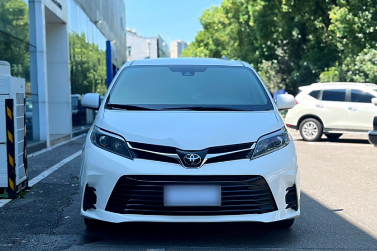 Toyota Sienna 2020 immagine di auto #3