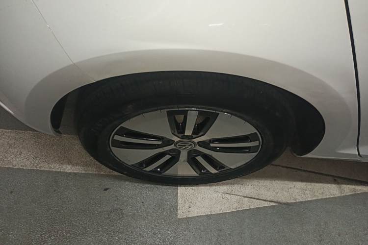 Volkswagen Golf Pure Electric 2020 car image #3