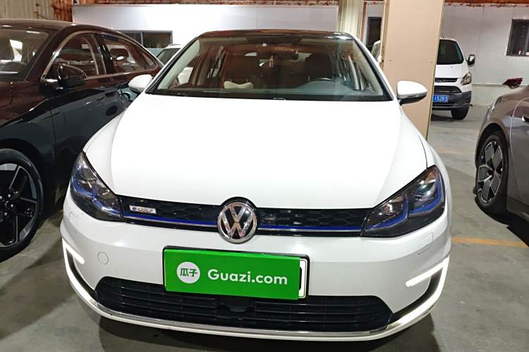 Volkswagen Golf Pure Electric 2020 car image #3