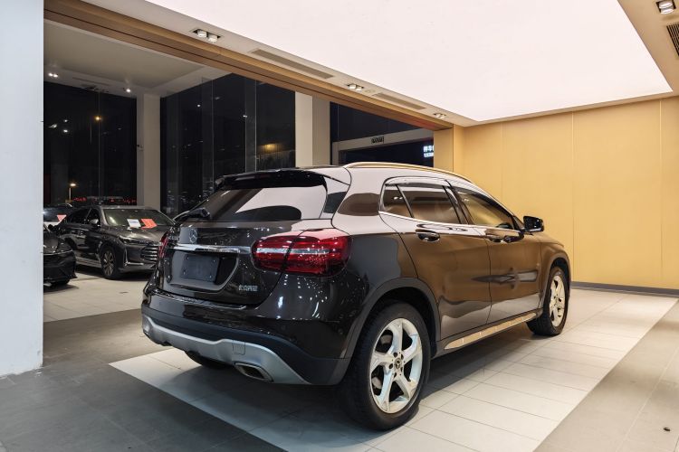 Mercedes-Benz GLA Class 2018 immagine di auto #3