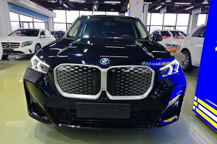 BMW iX1 2023 car image #3