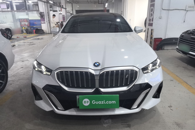BMW i5 M60 2024 car image #3