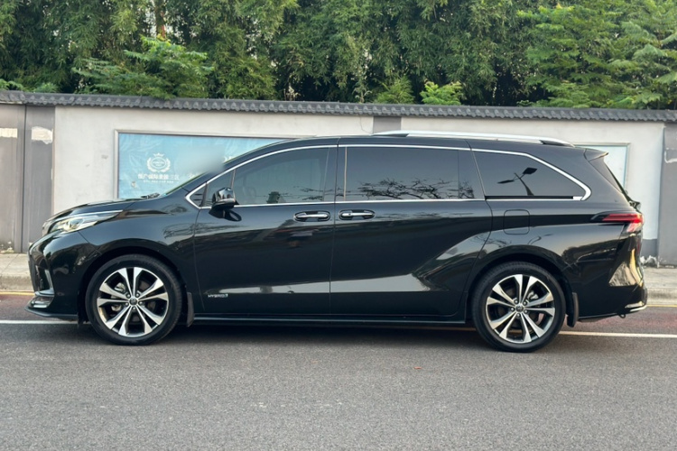 Toyota Granvia 2023 car image #3