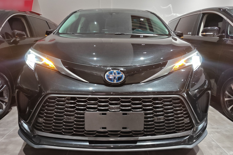 Toyota Granvia 2023 immagine di auto #3