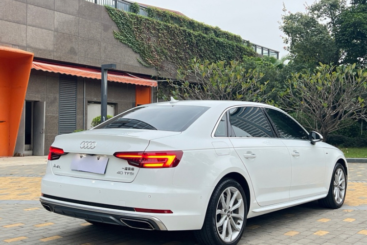 Audi A4 2019 car image #3