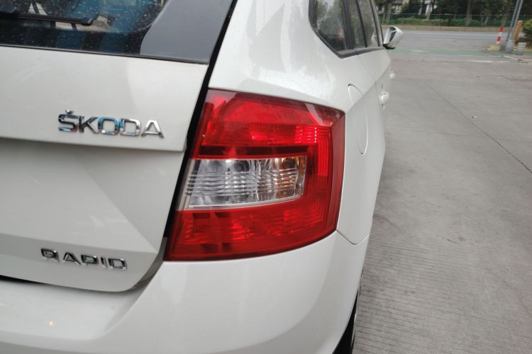 Skoda Rapid Spaceback 2016 car image #3