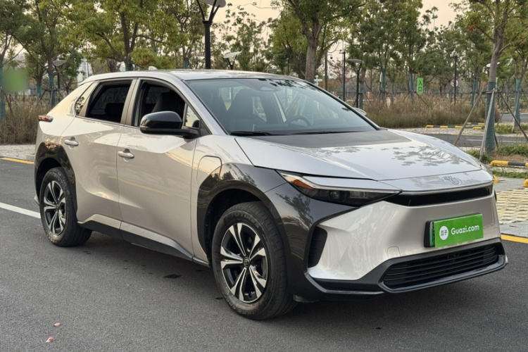 Toyota bZ4X 2022 immagine di auto #3