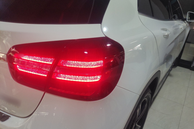 Mercedes-Benz GLA Class 2018 car image #3