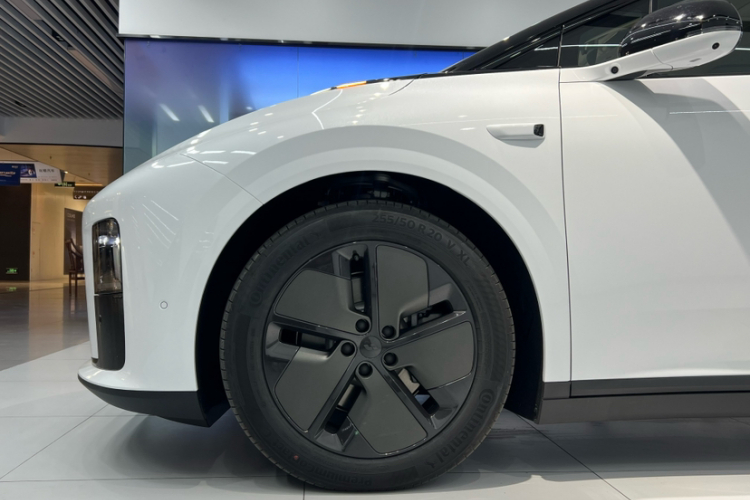 Li i8 2025 image de voiture #3