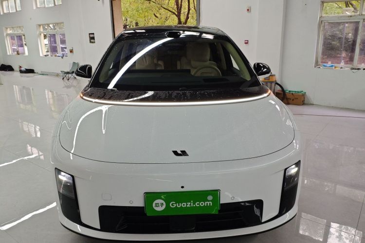 Li i8 2025 image de voiture #3