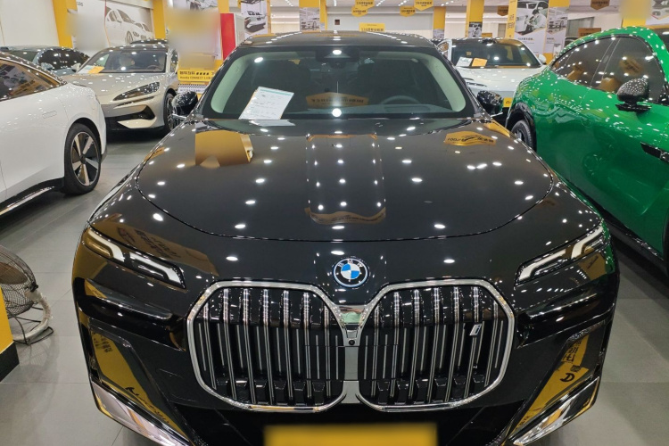 BMW i7 M70L 2024 car image #3