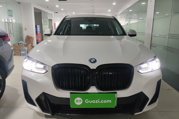 BMW iX3 2023 immagine di auto #3
