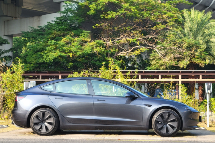 Tesla Model 3 2024 car image #3