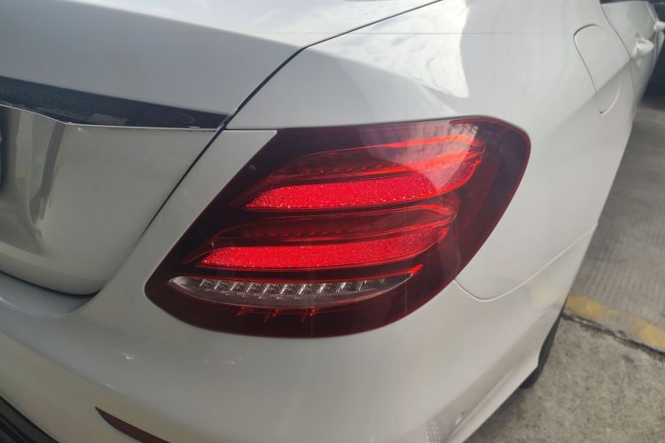 Mercedes-Benz E Class 2018 immagine di auto #3