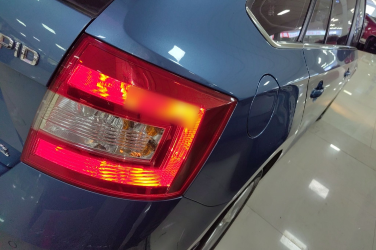 Skoda Rapid Spaceback 2018 car image #3