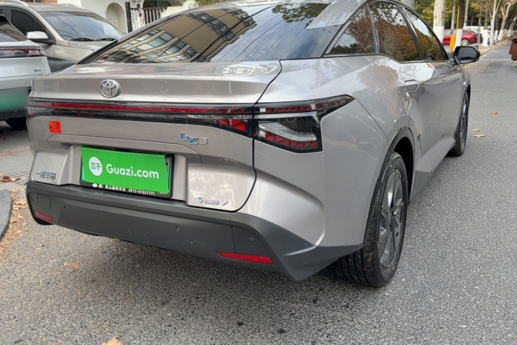 Toyota bZ3 2023 immagine di auto #3