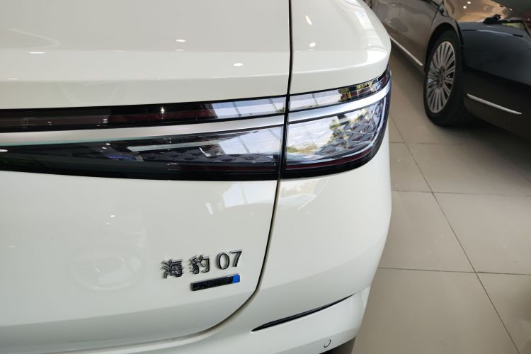 BYD Seal 07 DM-i 2025 immagine di auto #3