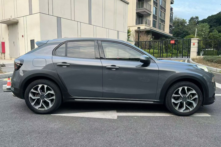 Lynk & Co 02 2019 car image #3